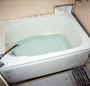 風呂釜が並んだ小さな浴槽がバスイングで広々に